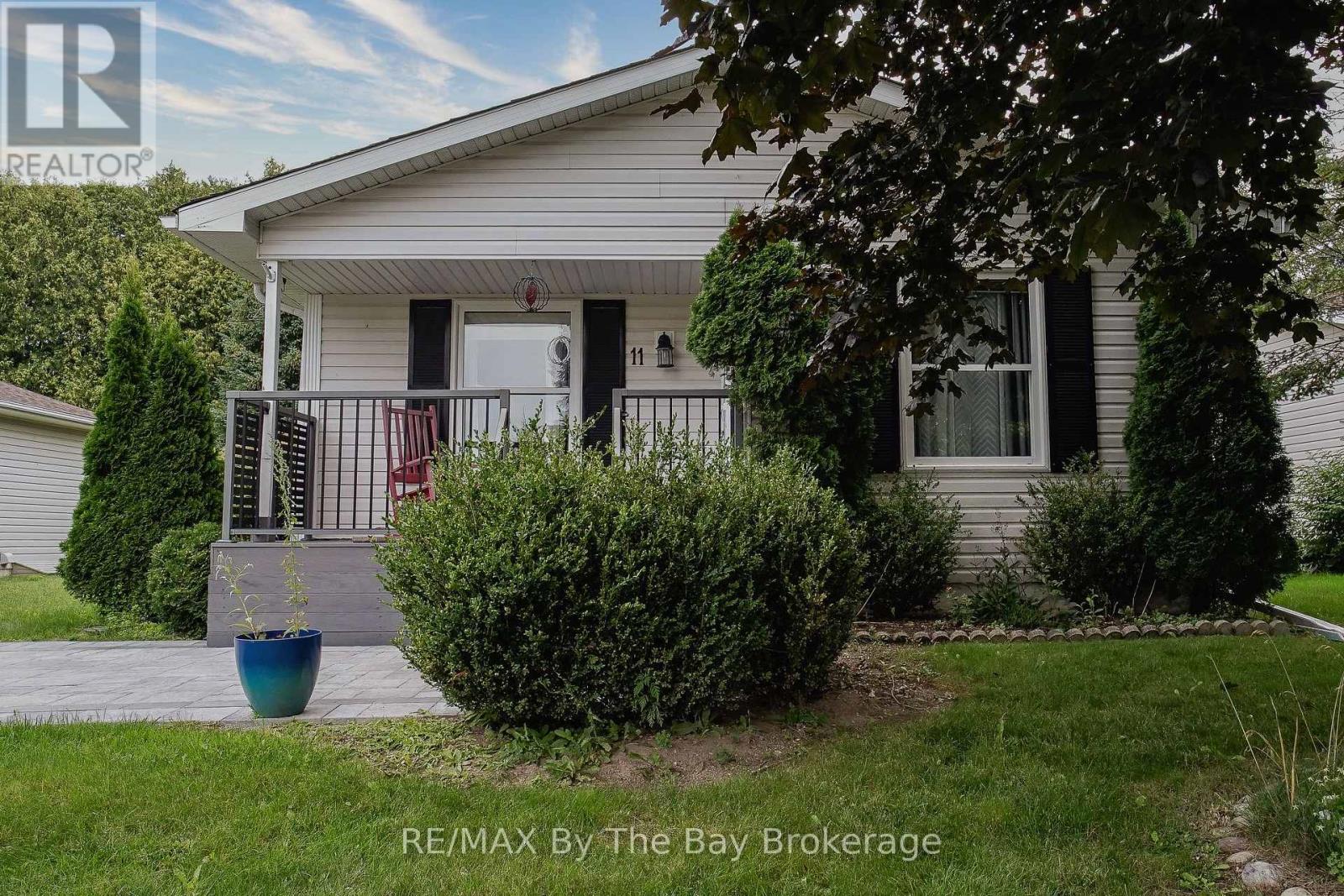 11 Indiana Avenue, Wasaga Beach, Ontario  L9Z 3A8 - Photo 2 - S13676752