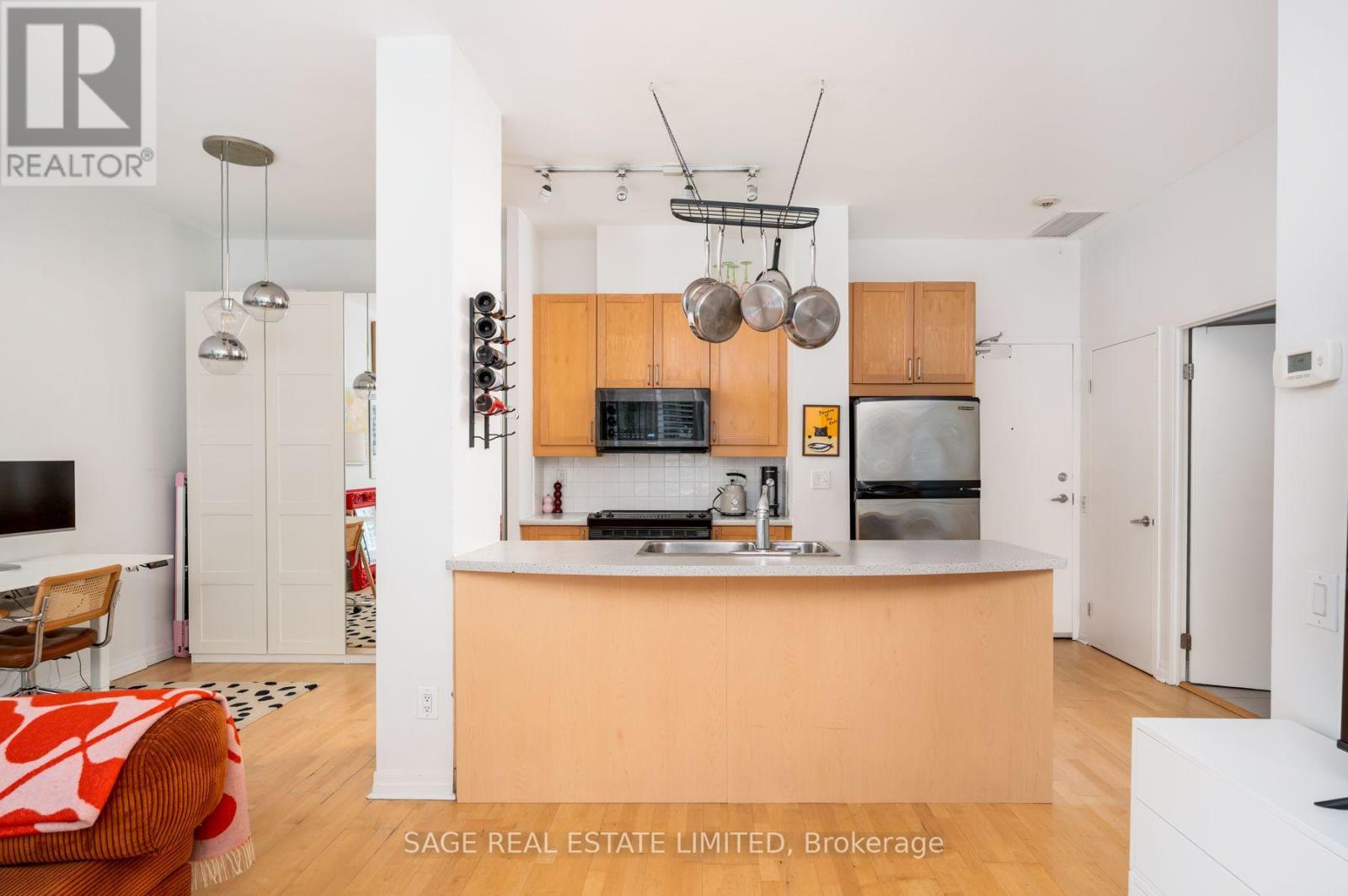 102 - 901 QUEEN STREET W