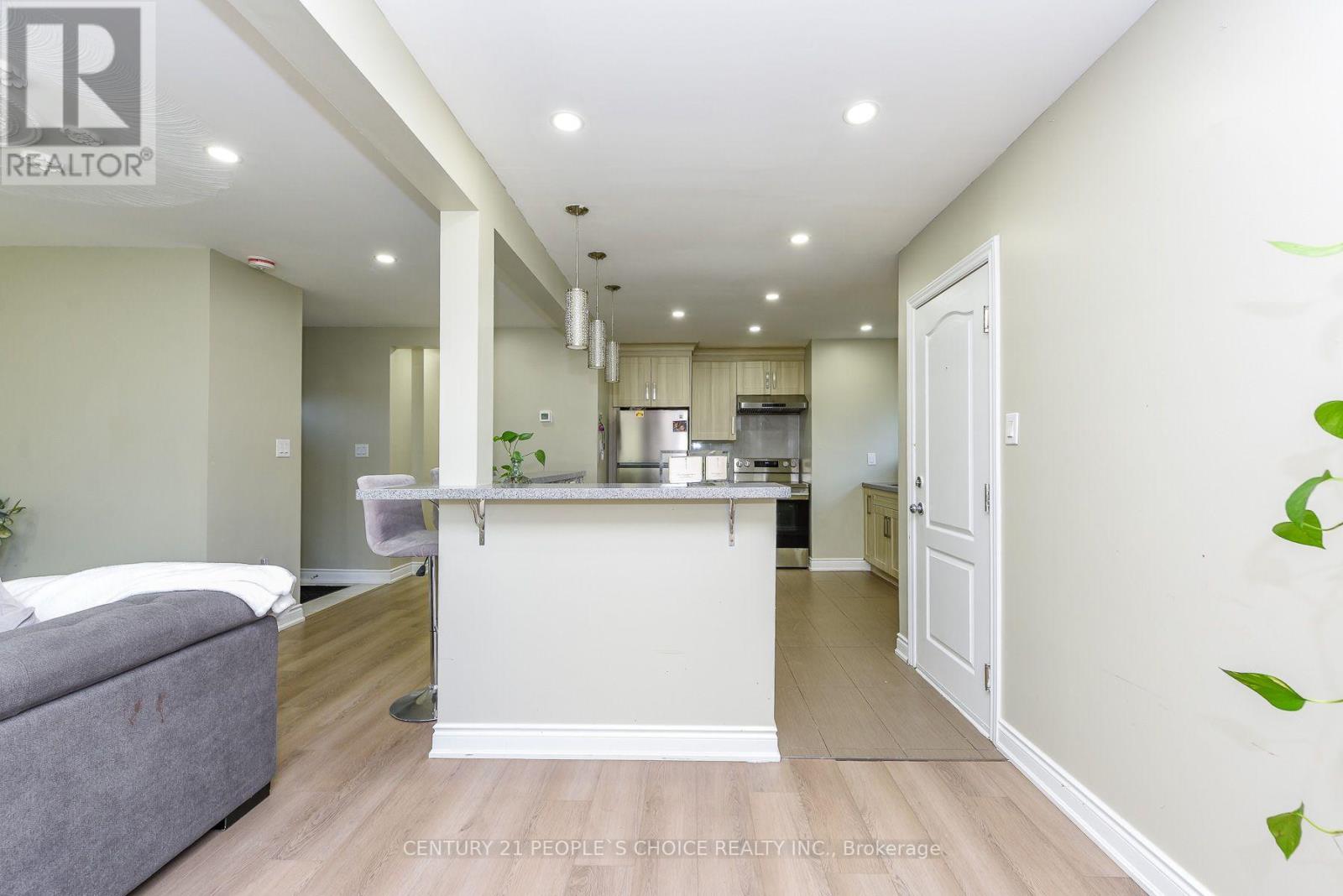 8 Fidelia Crescent, Brampton, Ontario  L6T 3P8 - Photo 6 - W13676792