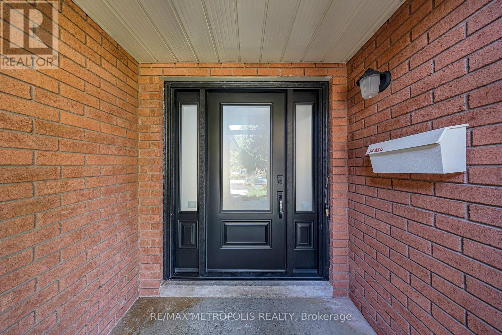 296 Thornton Road N, Oshawa, Ontario  L1J 6T7 - Photo 6 - E13677078