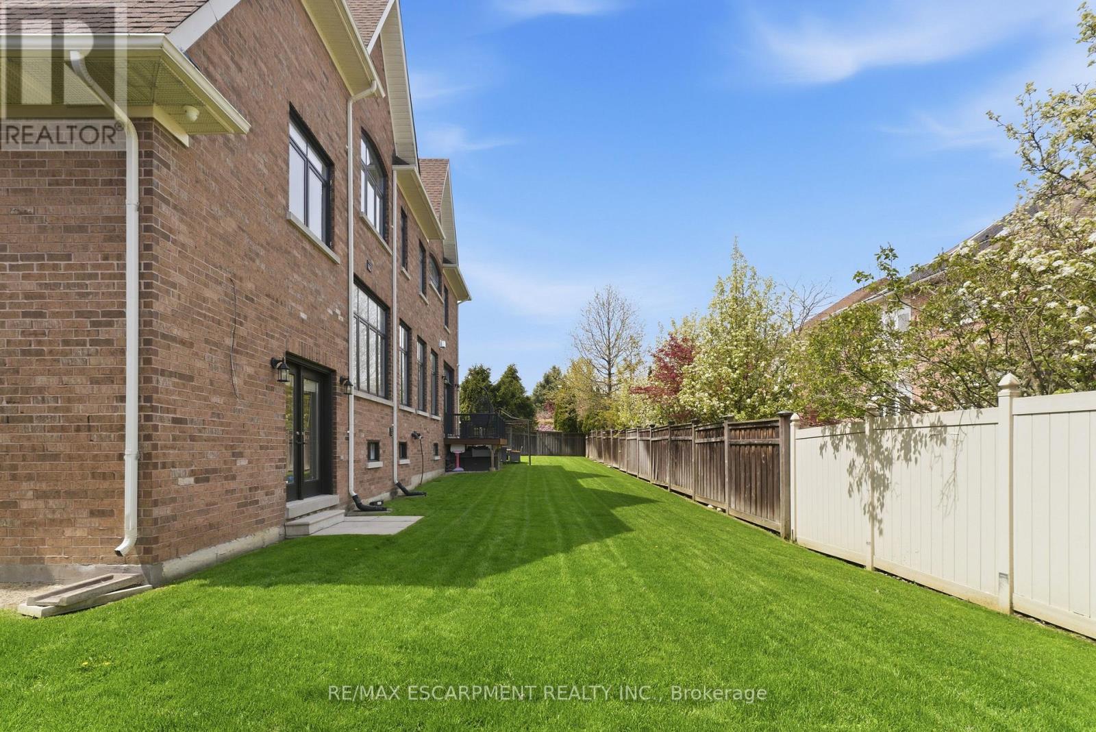 950 Fredonia Drive, Mississauga, Ontario L5C 2W4 - Photo 3 - W13676924