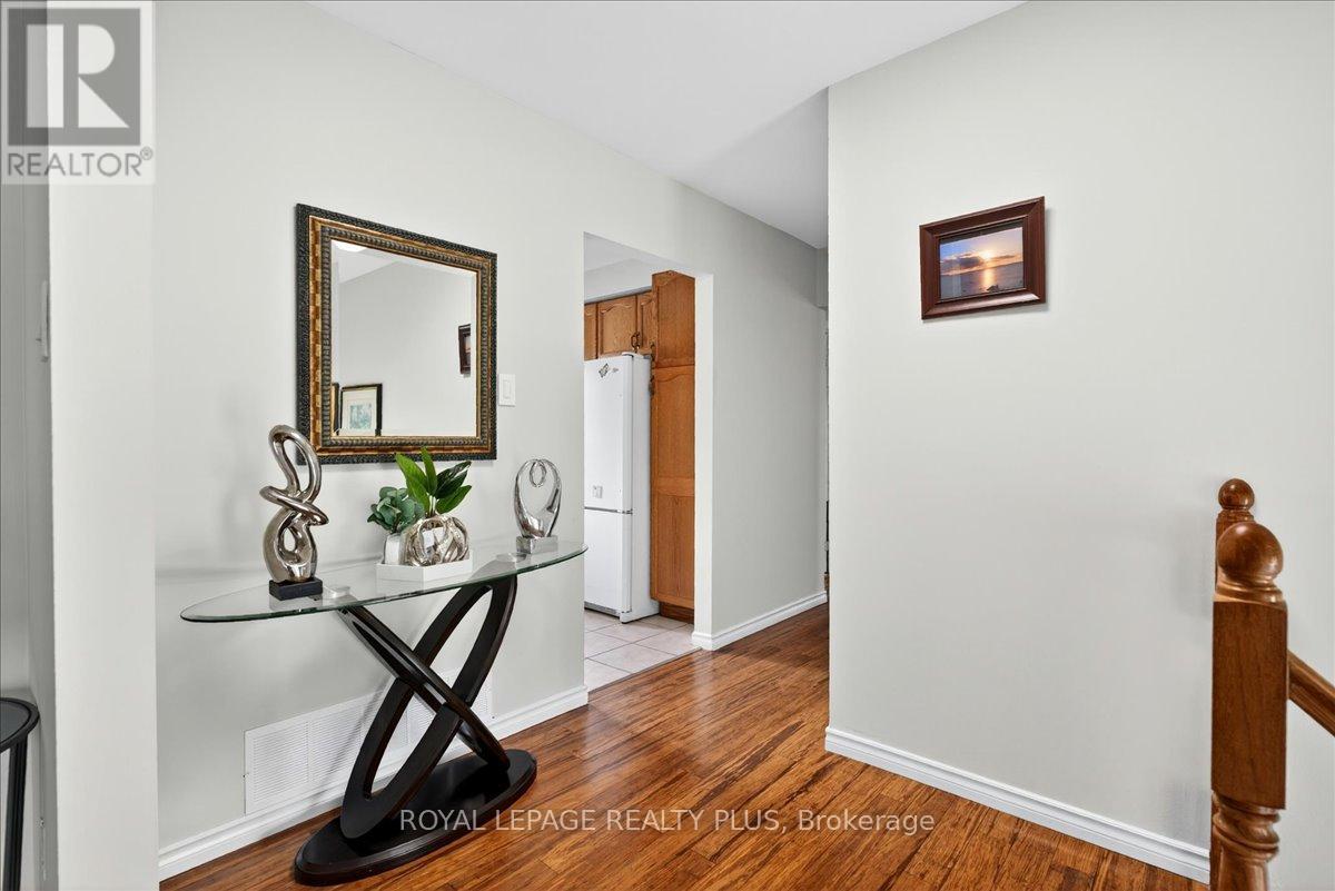 4452 Delaney Drive, Burlington, Ontario  L7L 5J2 - Photo 7 - W13677024