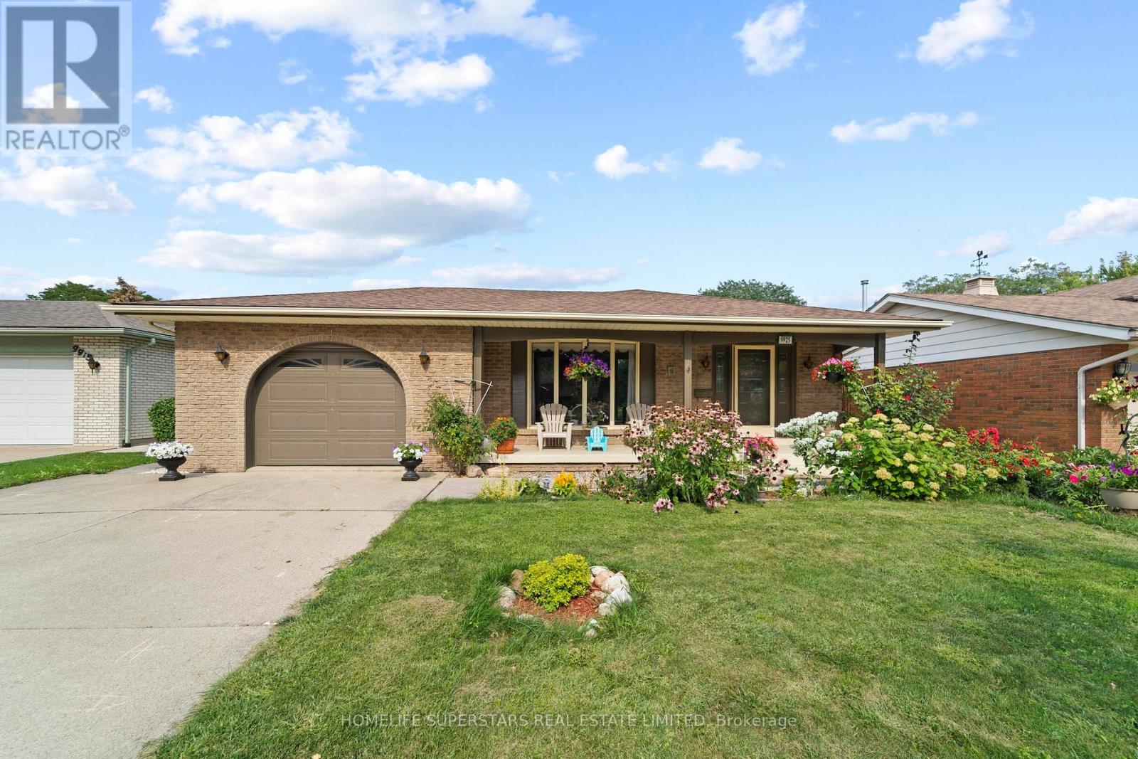 9925 HOLLY CRESCENT, Windsor, Ontario