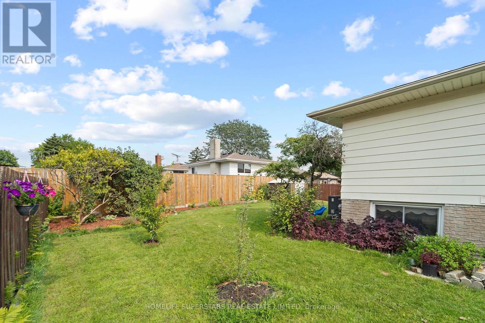 9925 Holly Crescent, Windsor, Ontario  N8R 1Y6 - Photo 4 - X13676972