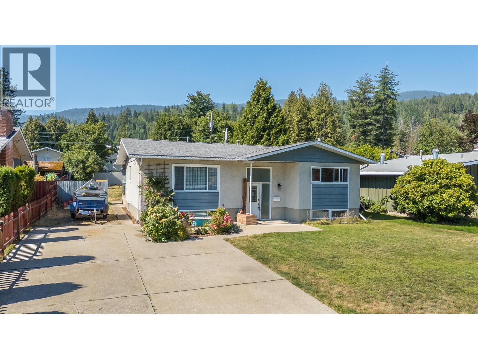 1684 Ridgewood Drive, Castlegar, British Columbia V1N 2L7 - Photo 2 - 10397238