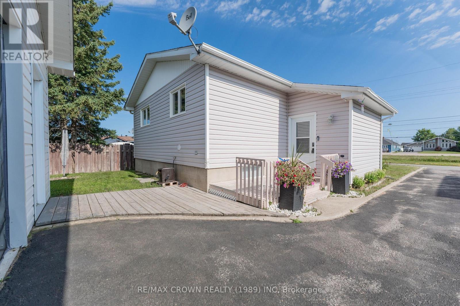 19 Lemarier Street, Kapuskasing, Ontario  P5N 2S7 - Photo 2 - T13677258