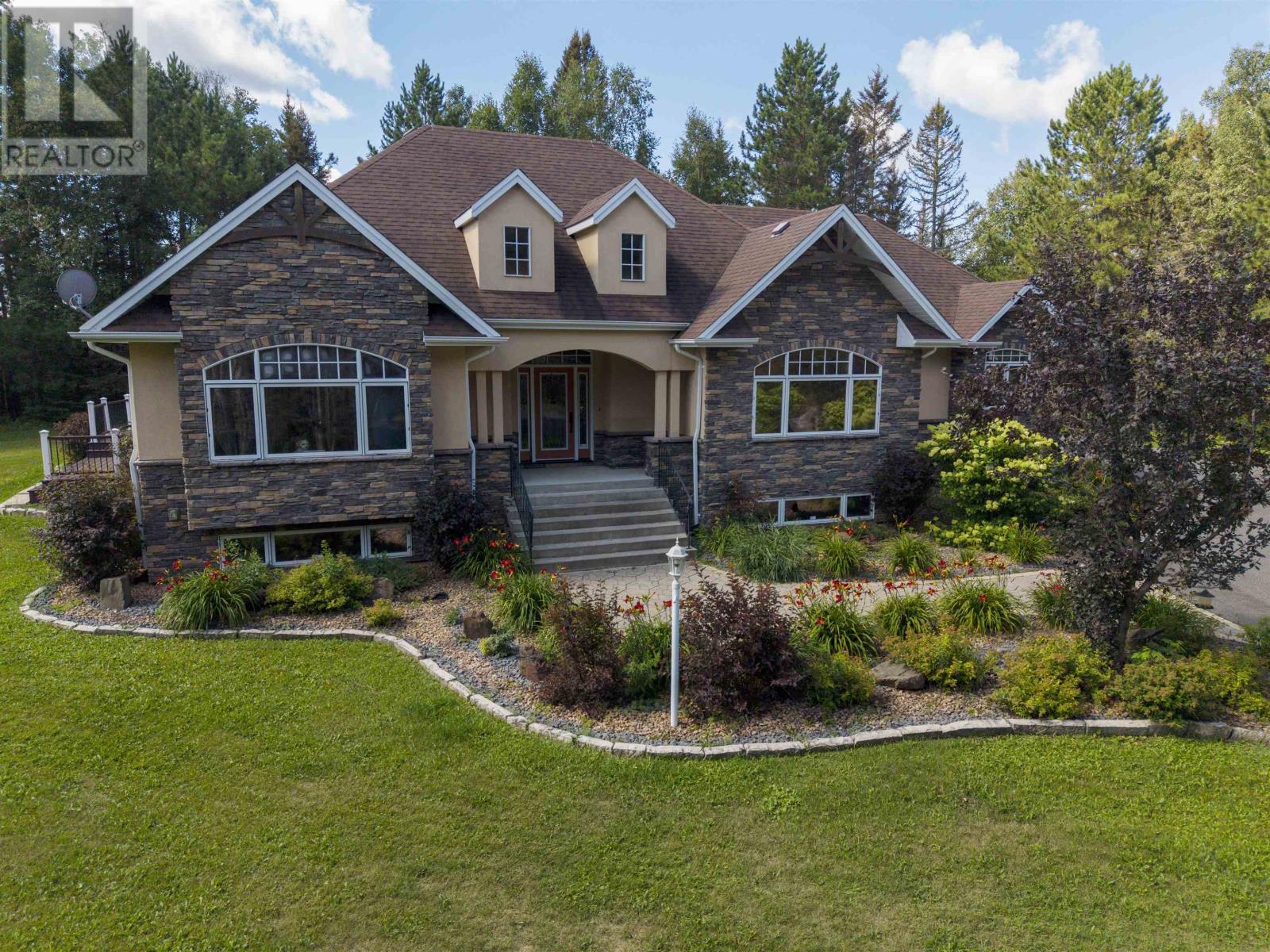 791 Hilldale Rd, Thunder Bay, Ontario  P7G 1Z9 - Photo 1 - TB2602370