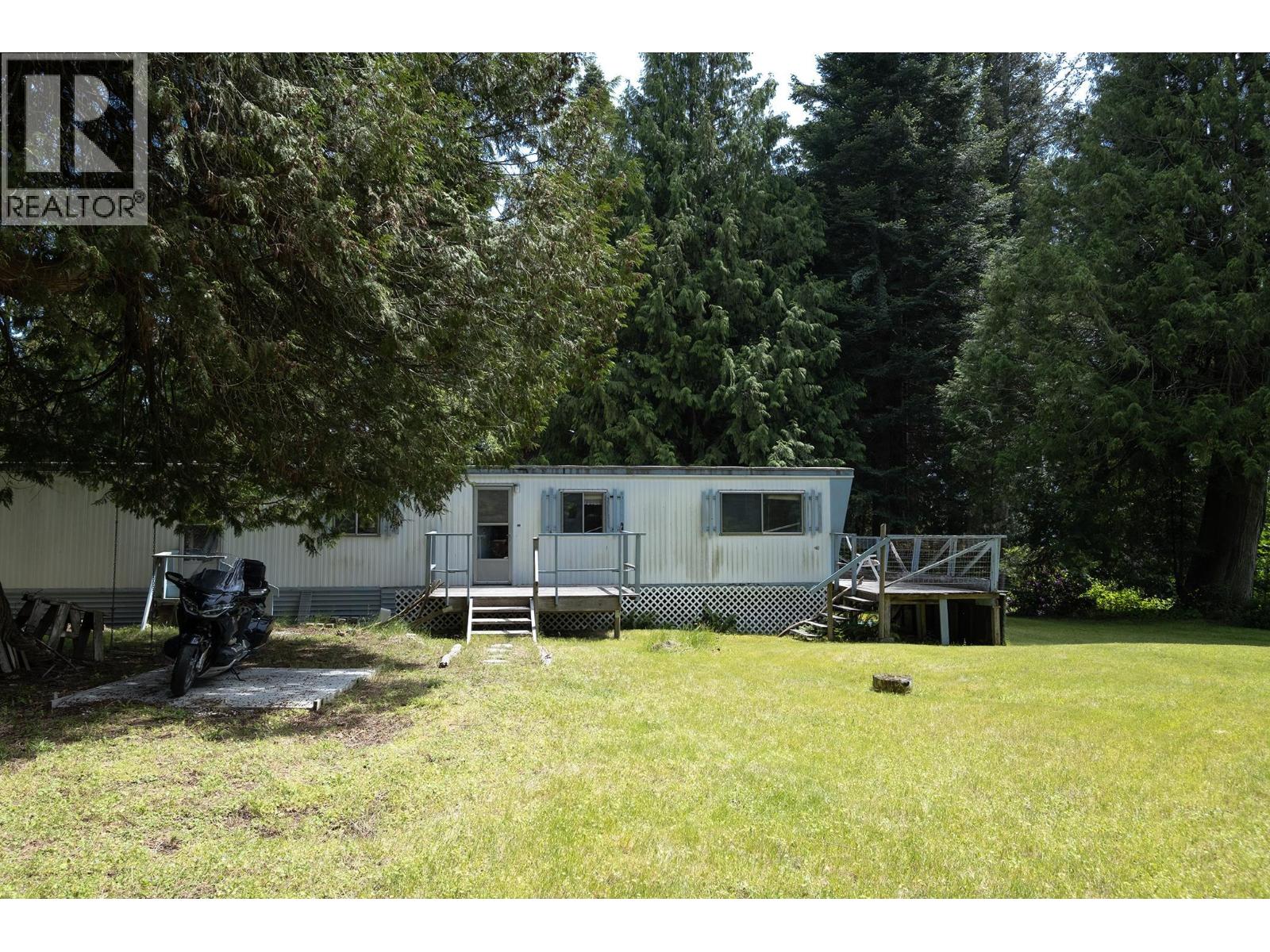 8127 Redrooffs Road, Halfmoon Bay, British Columbia  V7Z 1A7 - Photo 9 - R3155851