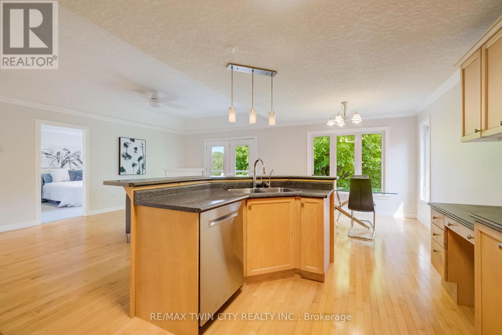 670 Salzburg Drive, Waterloo, Ontario  N2V 2N8 - Photo 19 - X13677200