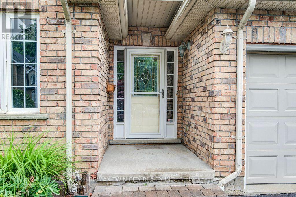 670 Salzburg Drive, Waterloo, Ontario  N2V 2N8 - Photo 3 - X13677200