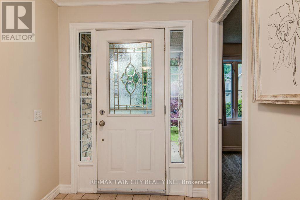670 Salzburg Drive, Waterloo, Ontario  N2V 2N8 - Photo 4 - X13677200