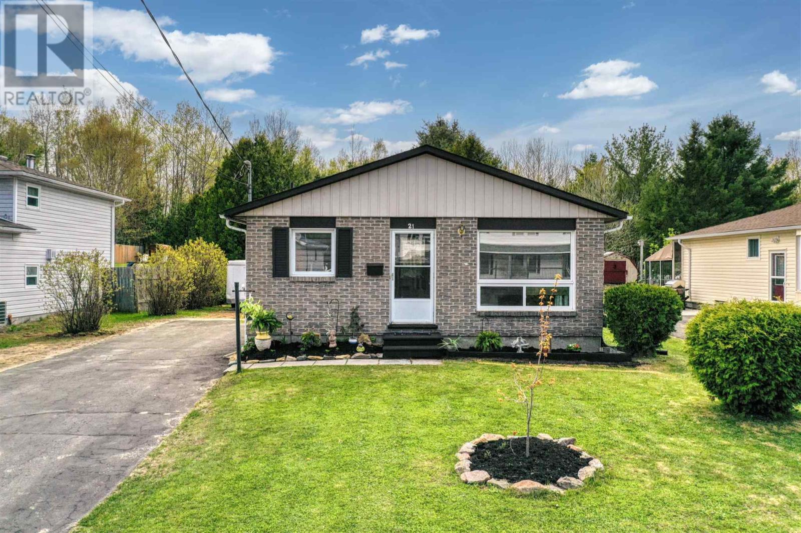 21 Ottawa AVE, Elliot Lake, Ontario