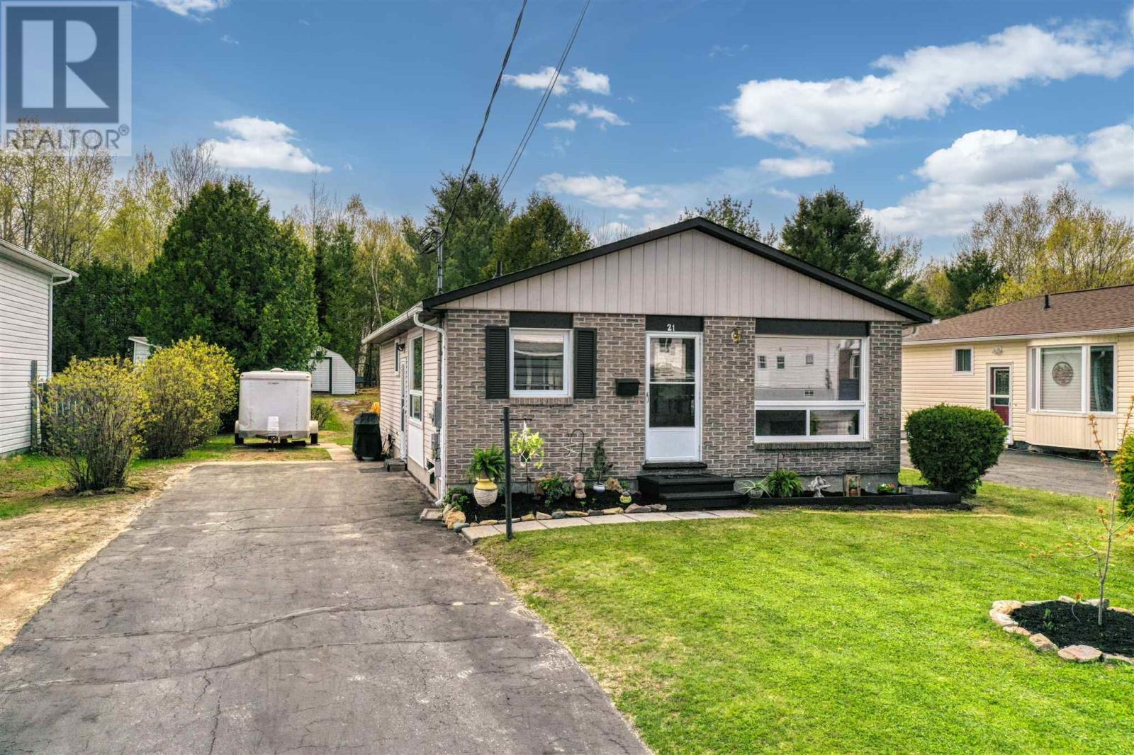 21 Ottawa Ave, Elliot Lake, Ontario  P5A 2P2 - Photo 2 - SM262137