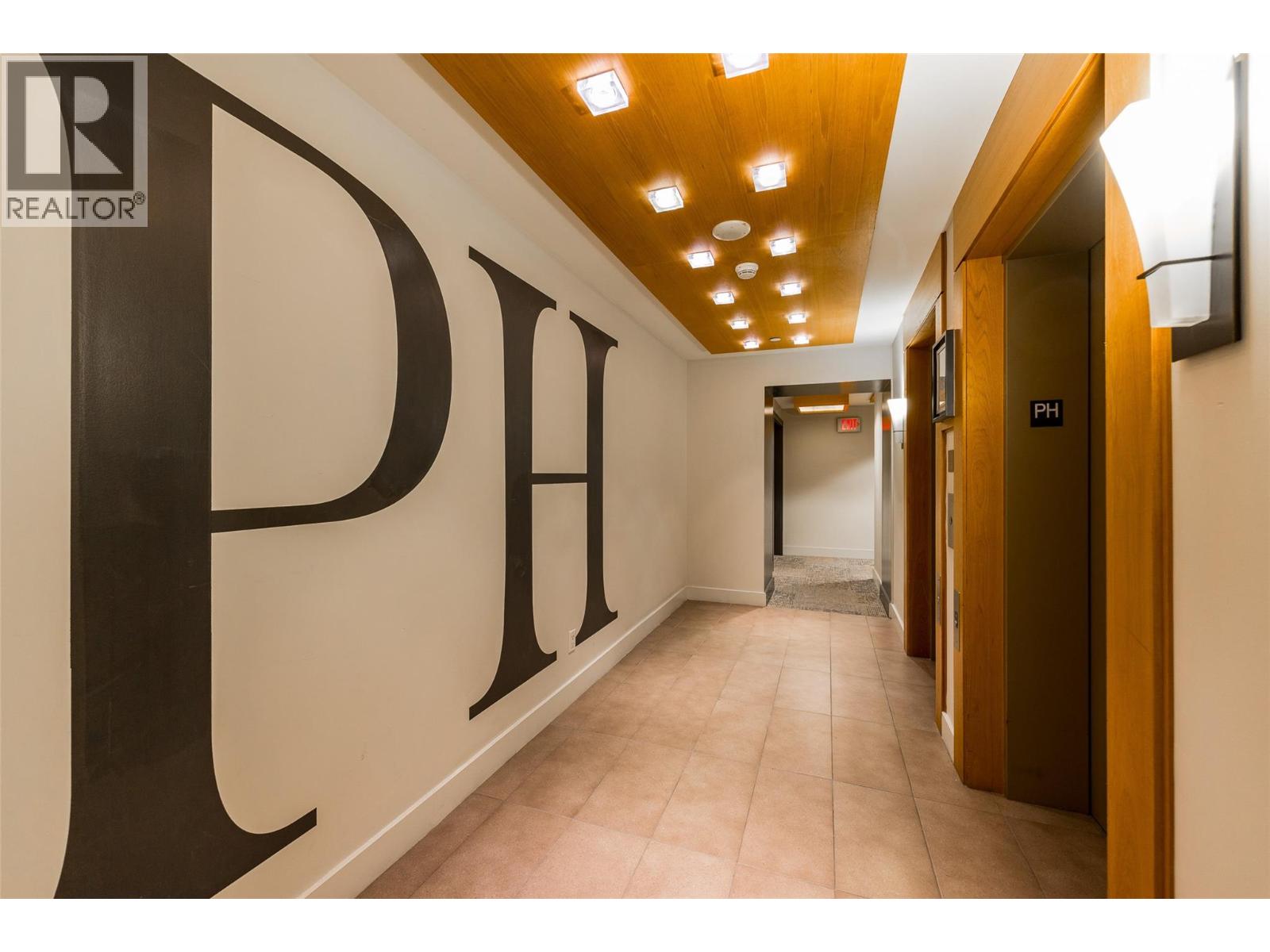 1075 Sunset Drive Unit# Ph1, Kelowna, British Columbia  V1Y 9Y9 - Photo 4 - 10382866