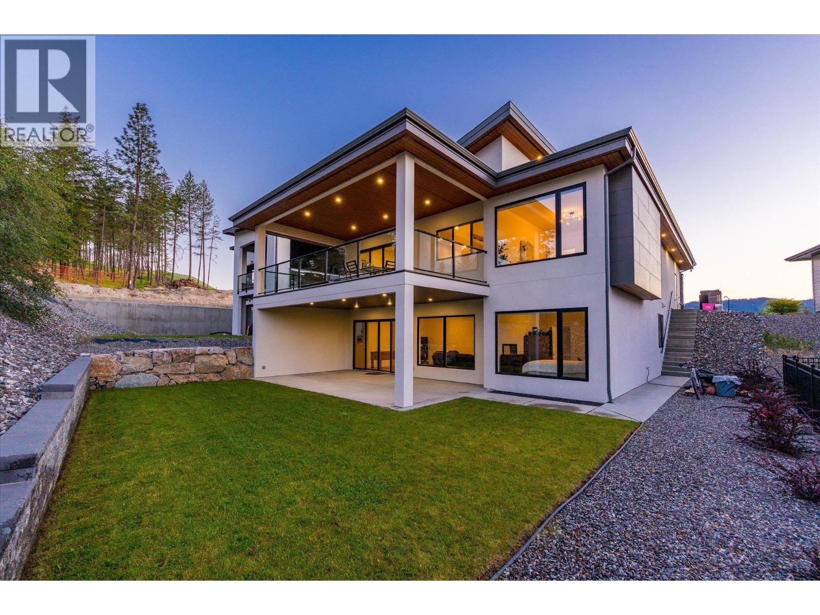 10285 Beacon Hill Drive, Lake Country, British Columbia  V4V 0A9 - Photo 2 - 10389055