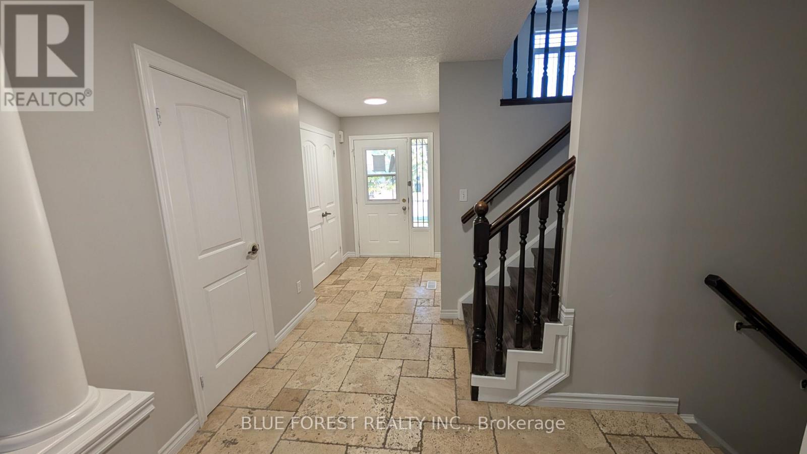 904 Frontenac Crescent, Woodstock, Ontario  N4V 0A8 - Photo 2 - X13677502