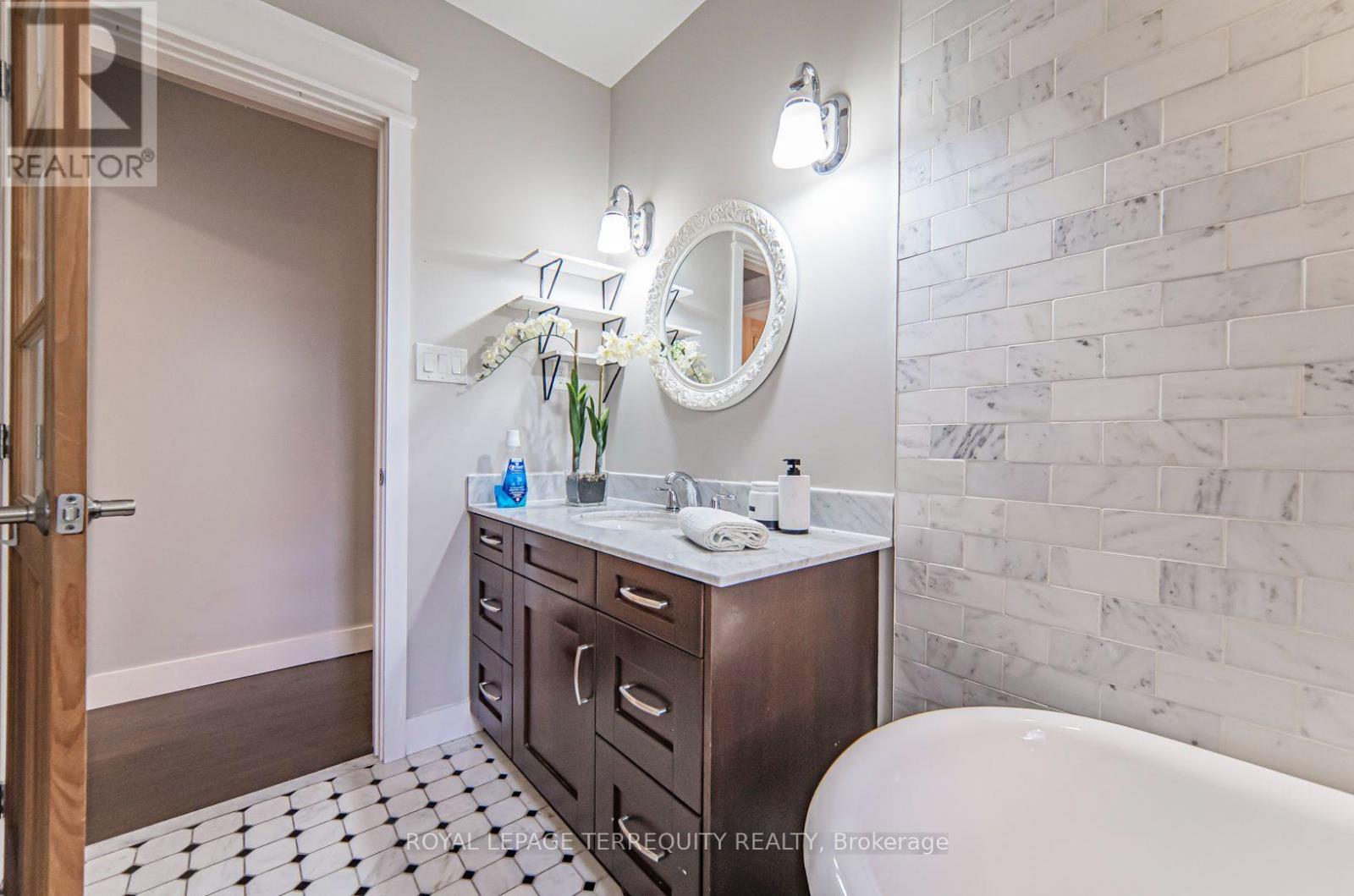 B - 256 Boston Avenue, Toronto, Ontario  M4M 2V3 - Photo 13 - E13677400