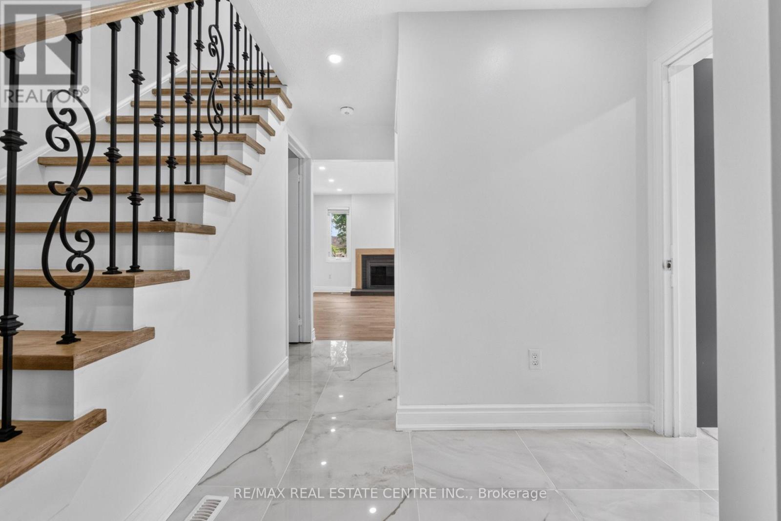 62 Bramhall Circle, Brampton, Ontario  L6V 2G4 - Photo 2 - W13649586