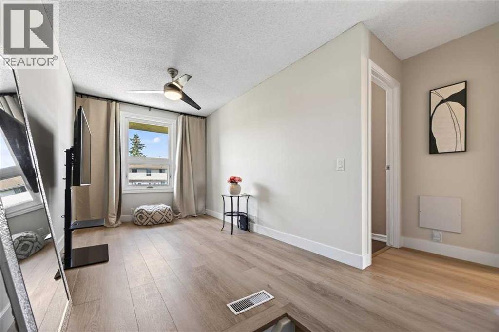 21 Woodhill Court SW, Calgary, Alberta  T2W 3P1 - Photo 20 - A2335320