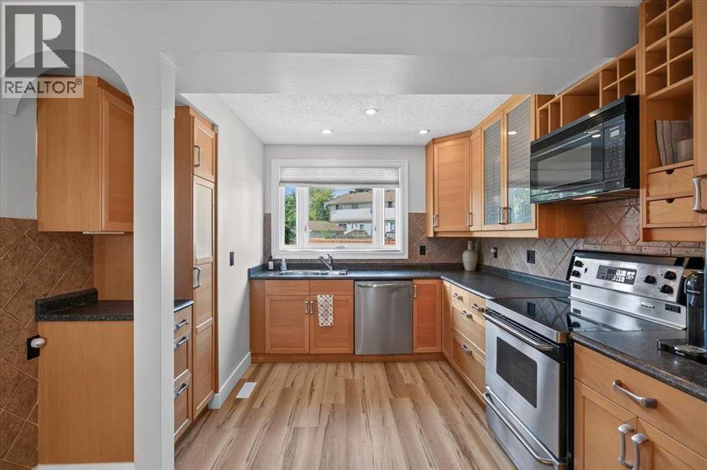 21 Woodhill Court SW, Calgary, Alberta  T2W 3P1 - Photo 13 - A2335320