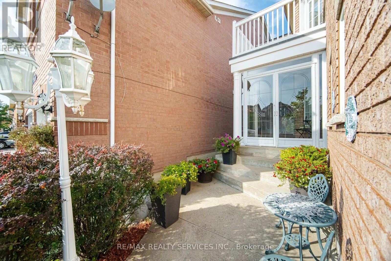 39 Legend Lane, Brampton, Ontario  L6X 5B6 - Photo 3 - W13677348