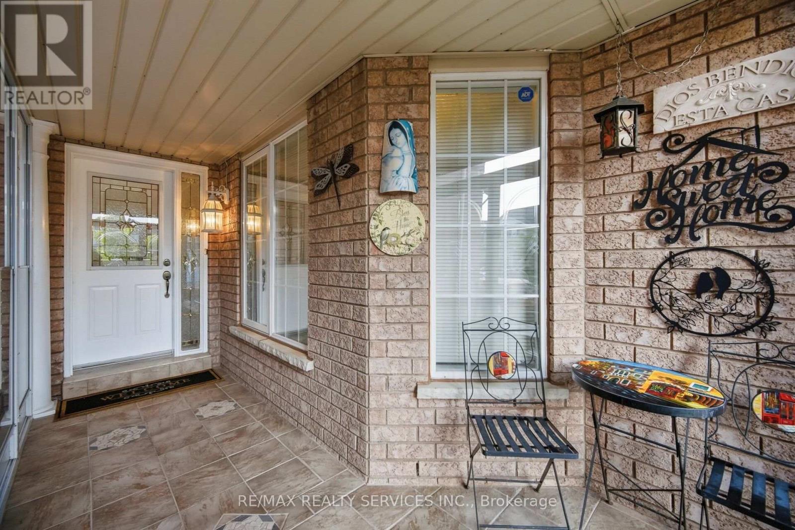 39 Legend Lane, Brampton, Ontario  L6X 5B6 - Photo 4 - W13677348