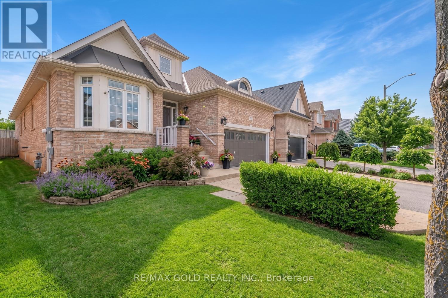 28 Dokkum Crescent, Brampton, Ontario  L6Z 4T6 - Photo 3 - W13677376