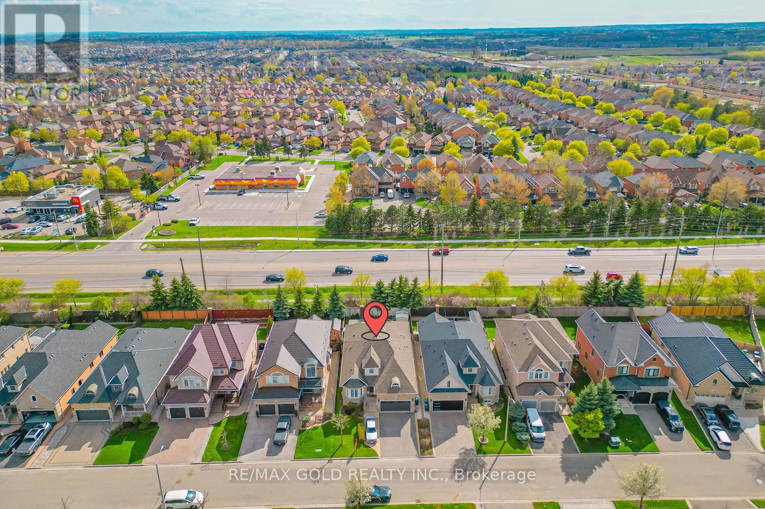 28 Dokkum Crescent, Brampton, Ontario  L6Z 4T6 - Photo 4 - W13677376