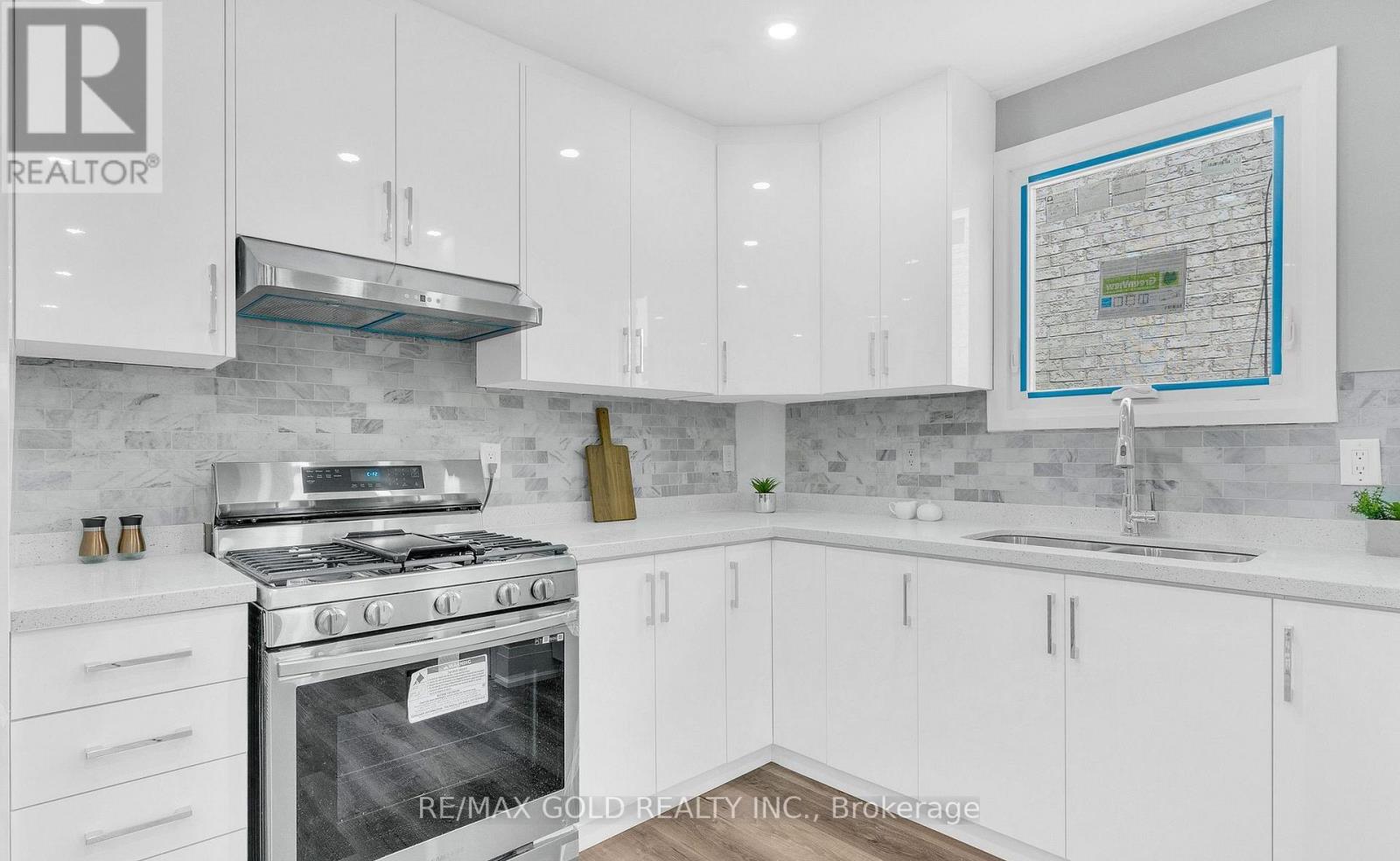 8 Fairglen Crescent, Toronto, Ontario  M9N 1S2 - Photo 15 - W13677418
