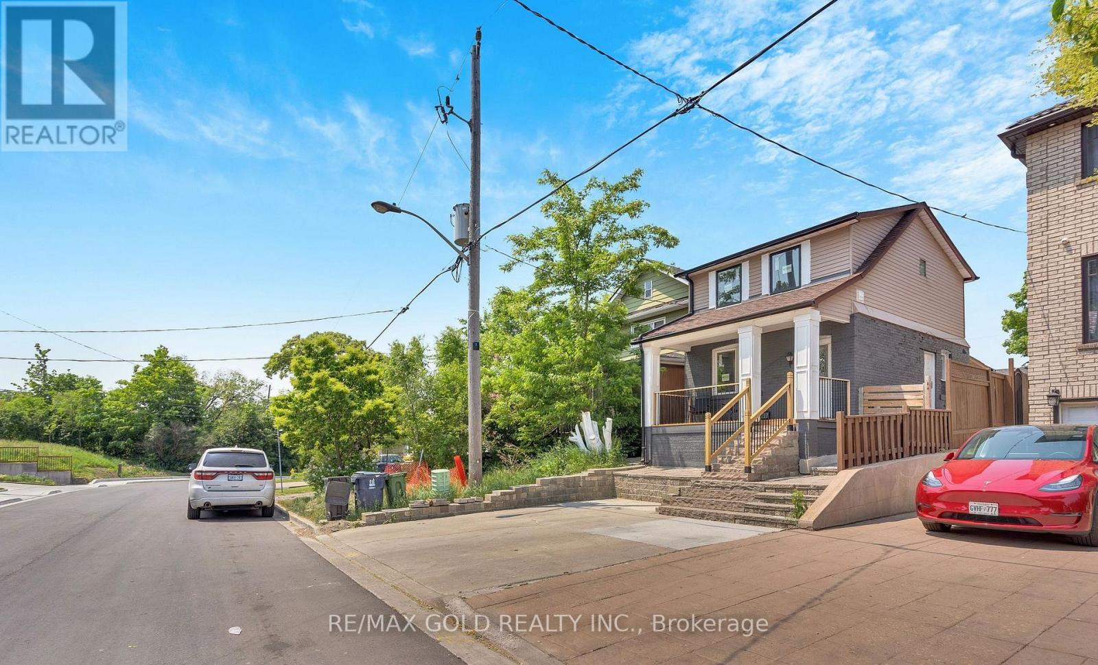 8 Fairglen Crescent, Toronto, Ontario  M9N 1S2 - Photo 2 - W13677418
