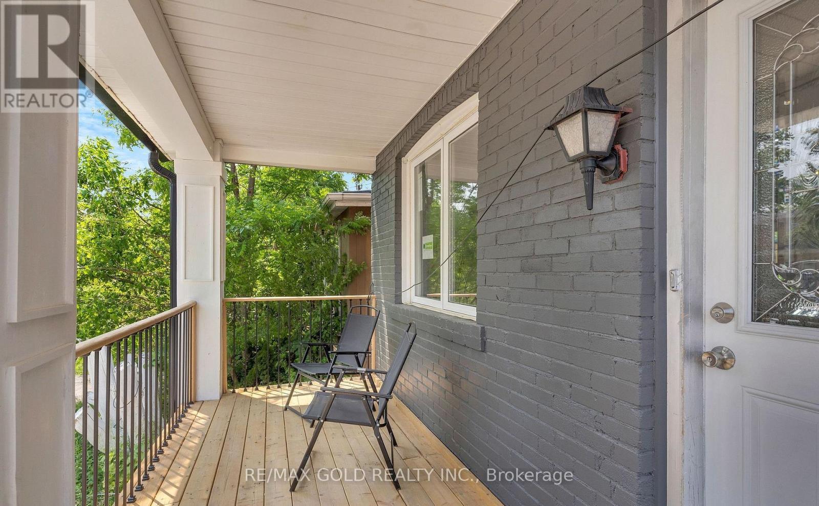 8 Fairglen Crescent, Toronto, Ontario  M9N 1S2 - Photo 3 - W13677418