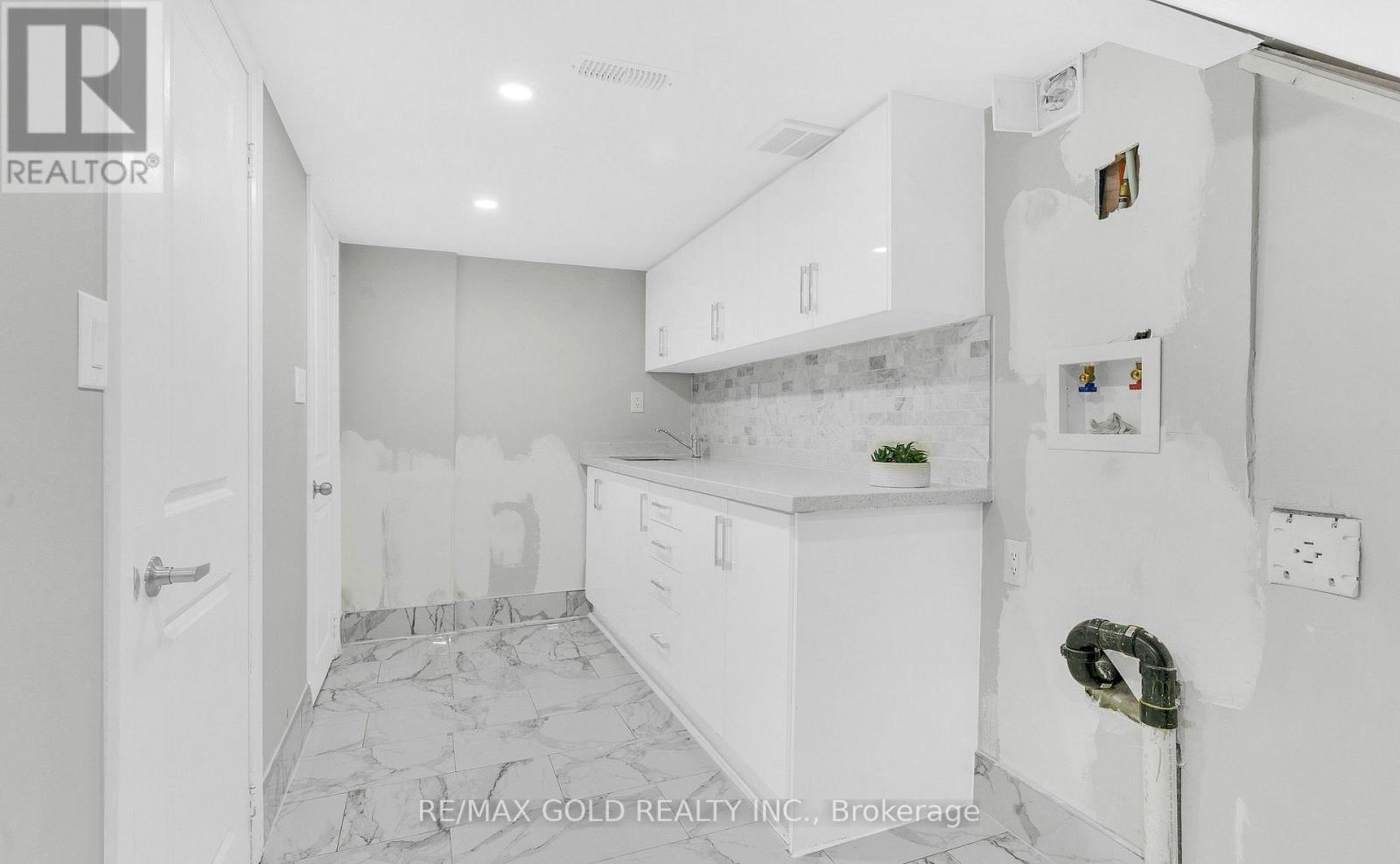 8 Fairglen Crescent, Toronto, Ontario  M9N 1S2 - Photo 32 - W13677418