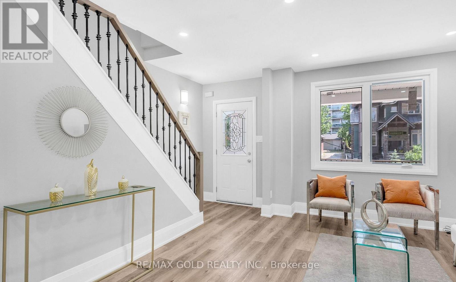 8 Fairglen Crescent, Toronto, Ontario  M9N 1S2 - Photo 7 - W13677418