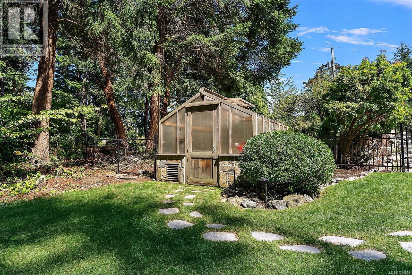 2535 Queenswood Dr, Saanich, British Columbia  V8N 1X4 - Photo 63 - 1044869