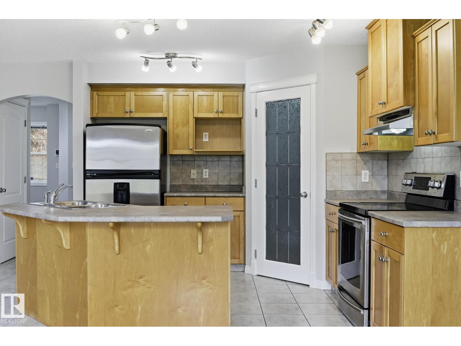 10719 8 Av Sw, Edmonton, Alberta  T6W 1G4 - Photo 3 - E4503922