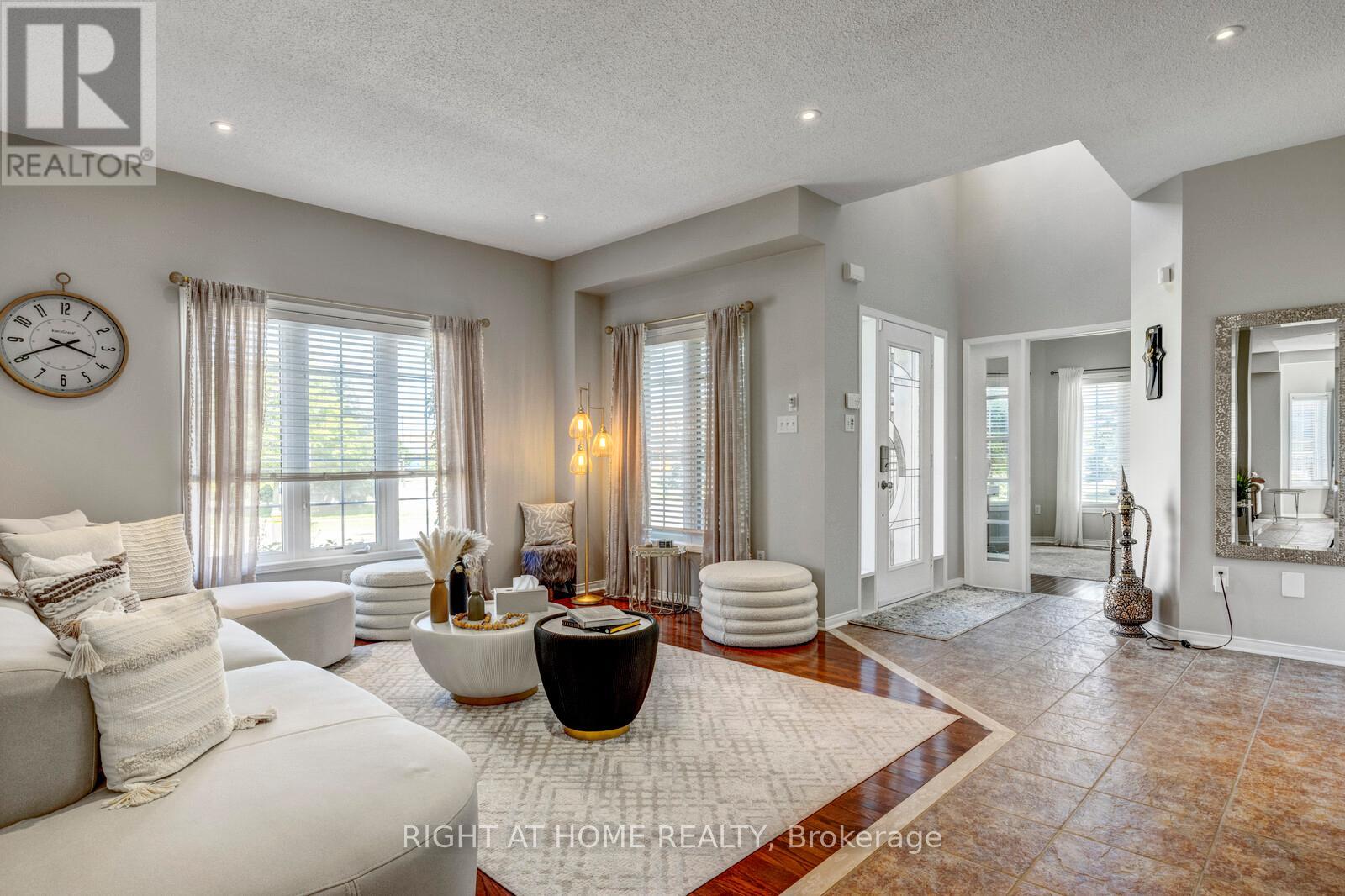 4936 Sebastian Drive, Mississauga, Ontario  L5M 7N8 - Photo 3 - W13677532