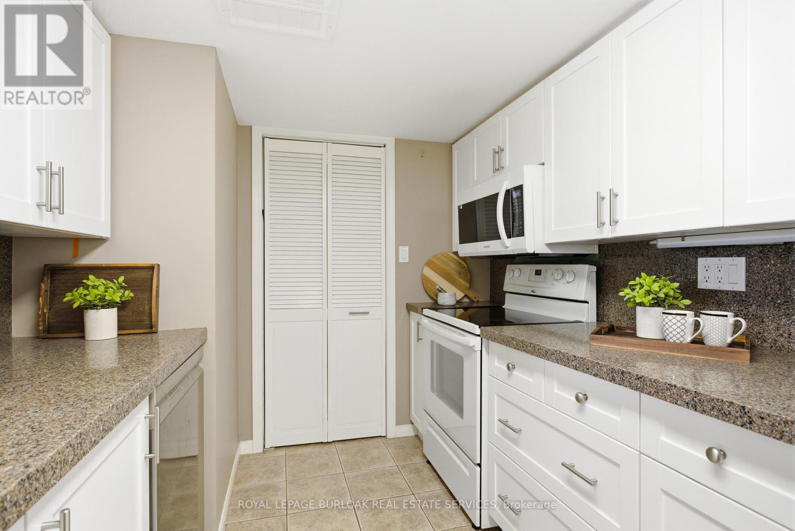 F304 - 216 Plains Road W, Burlington, Ontario  L7T 4M1 - Photo 4 - W13677616