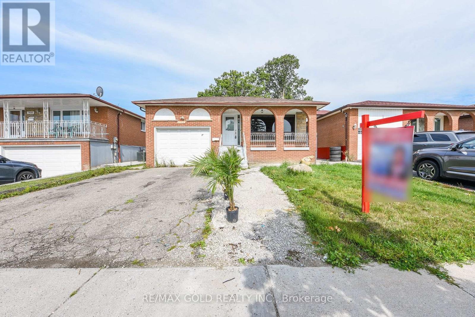 7624 Middleshire Drive, Mississauga, Ontario  L4T 3S2 - Photo 2 - W13677622