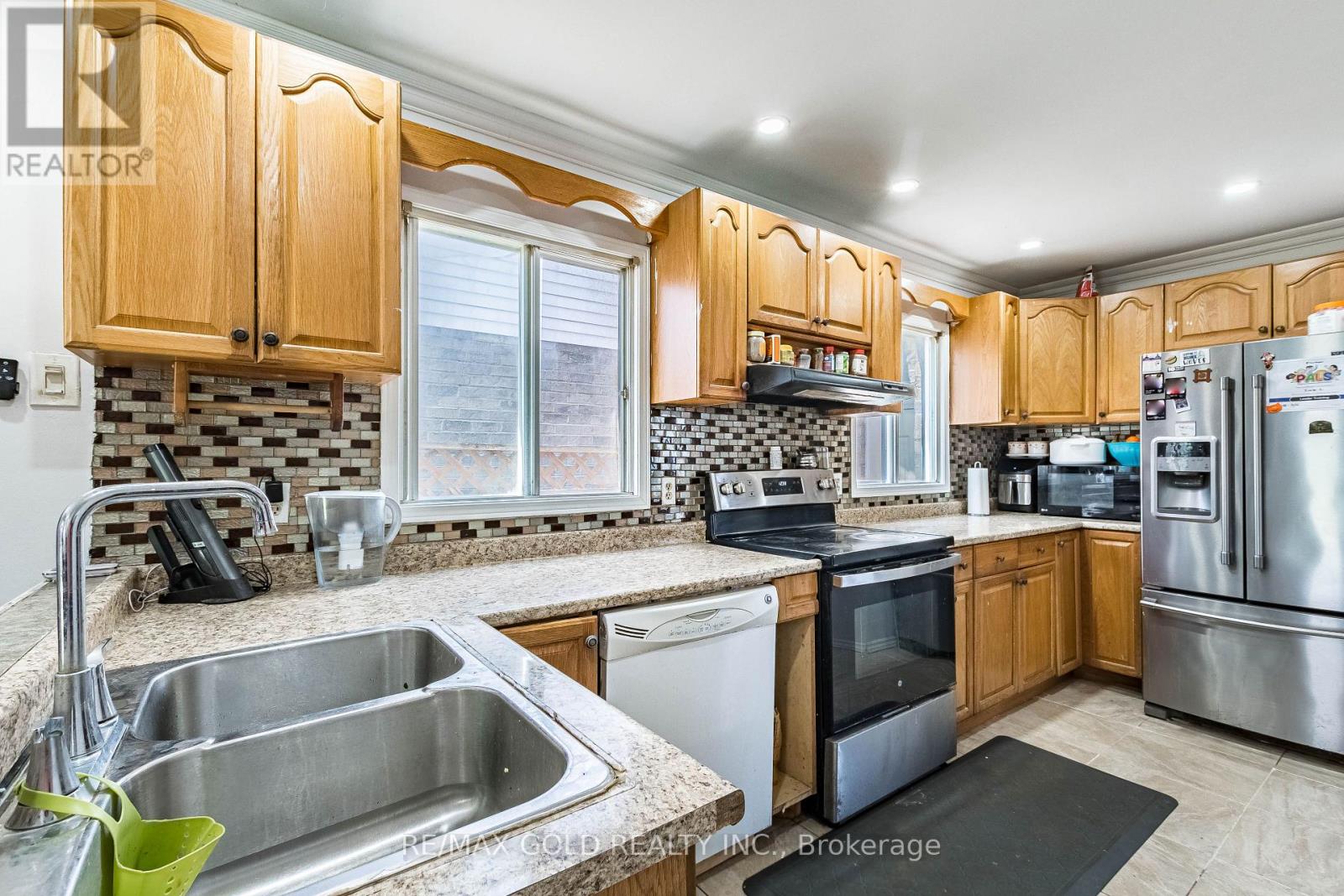10 Elmstead Court, Brampton, Ontario  L6Y 4B9 - Photo 8 - W13663736