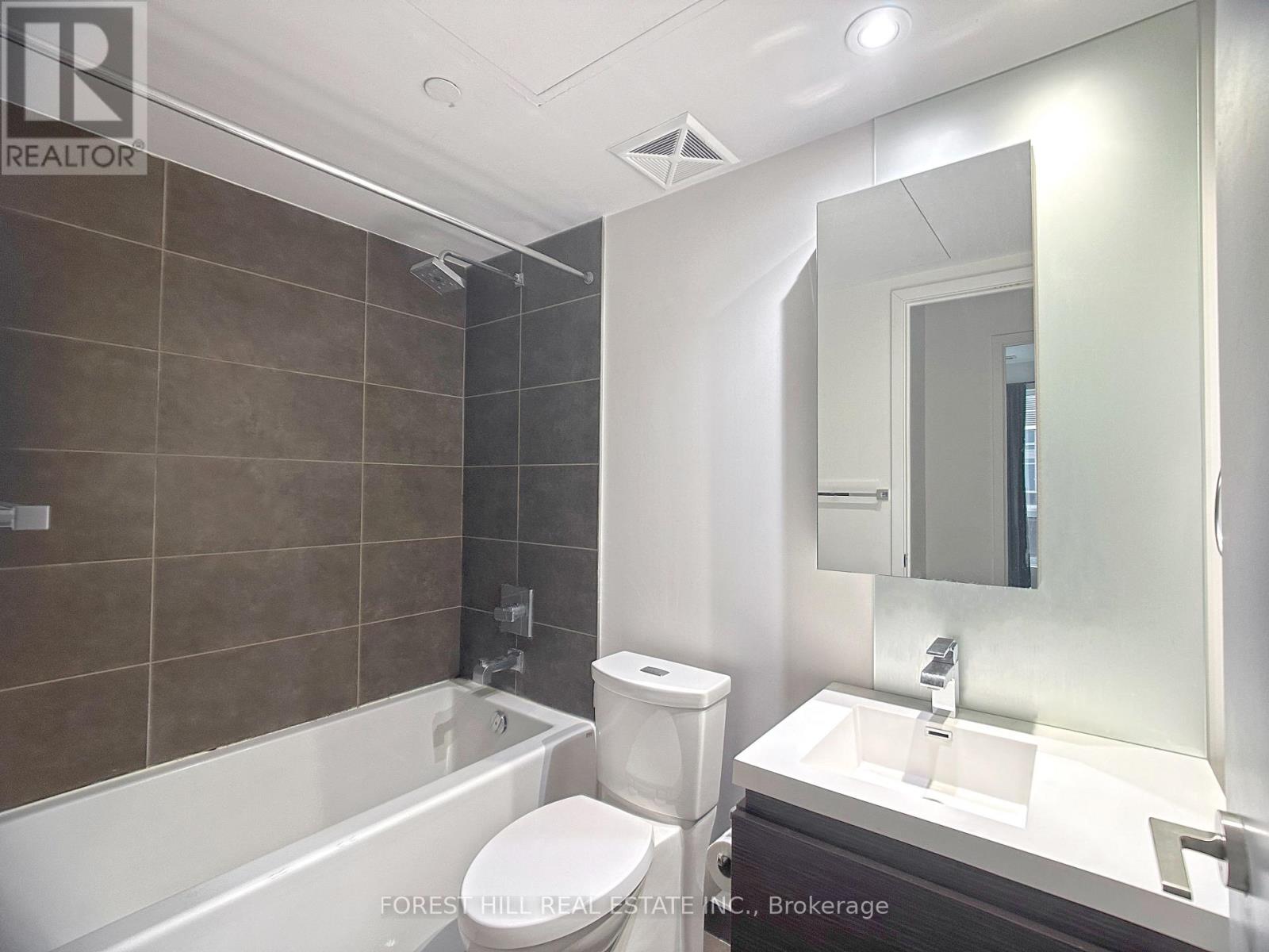 PH15 - 1030 KING STREET W