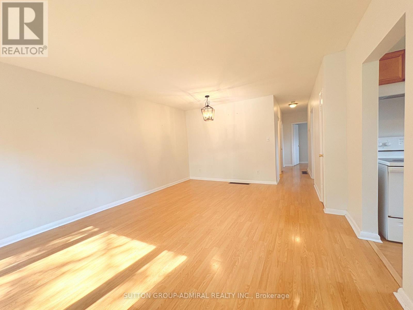 319 Dovedale Drive, Whitby, Ontario  L1N 1Z8 - Photo 4 - E13677666