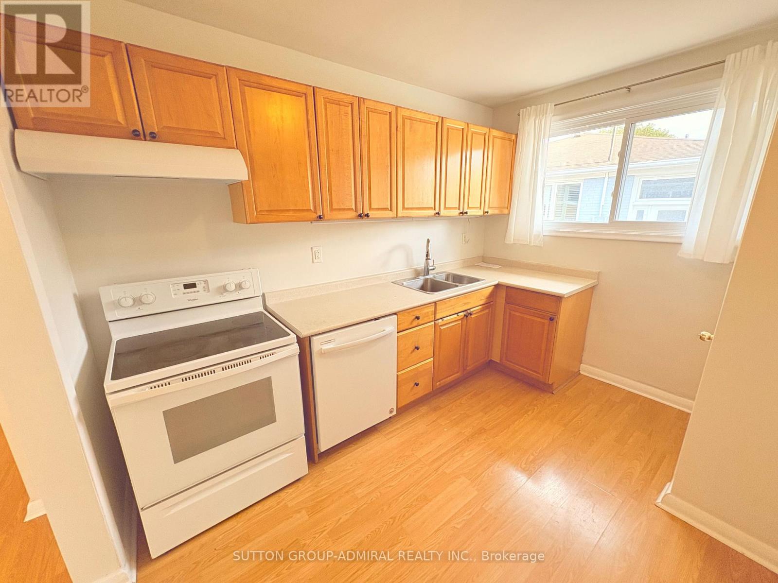 319 Dovedale Drive, Whitby, Ontario  L1N 1Z8 - Photo 7 - E13677666