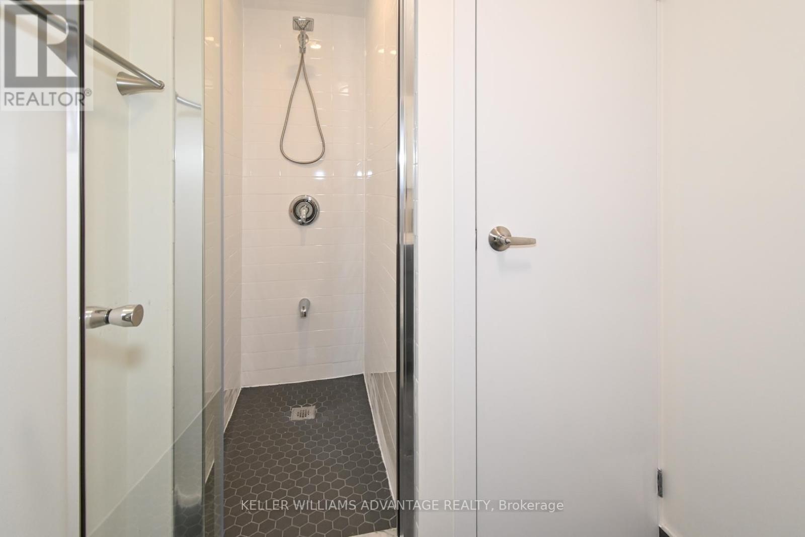 Upper - 113 Woodbine Avenue, Toronto, Ontario  M4L 3P1 - Photo 11 - E13677740