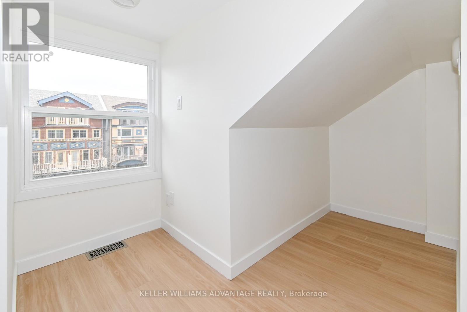 Upper - 113 Woodbine Avenue, Toronto, Ontario  M4L 3P1 - Photo 18 - E13677740