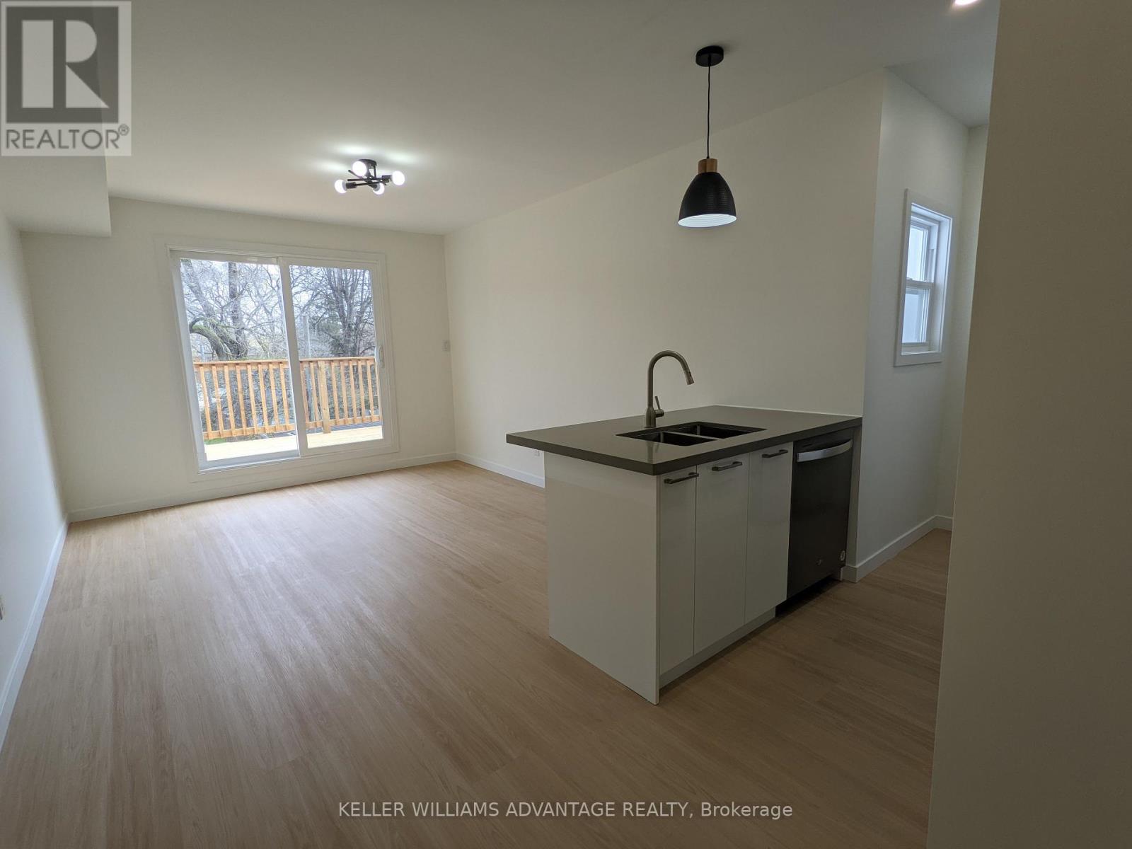 Upper - 113 Woodbine Avenue, Toronto, Ontario  M4L 3P1 - Photo 2 - E13677740
