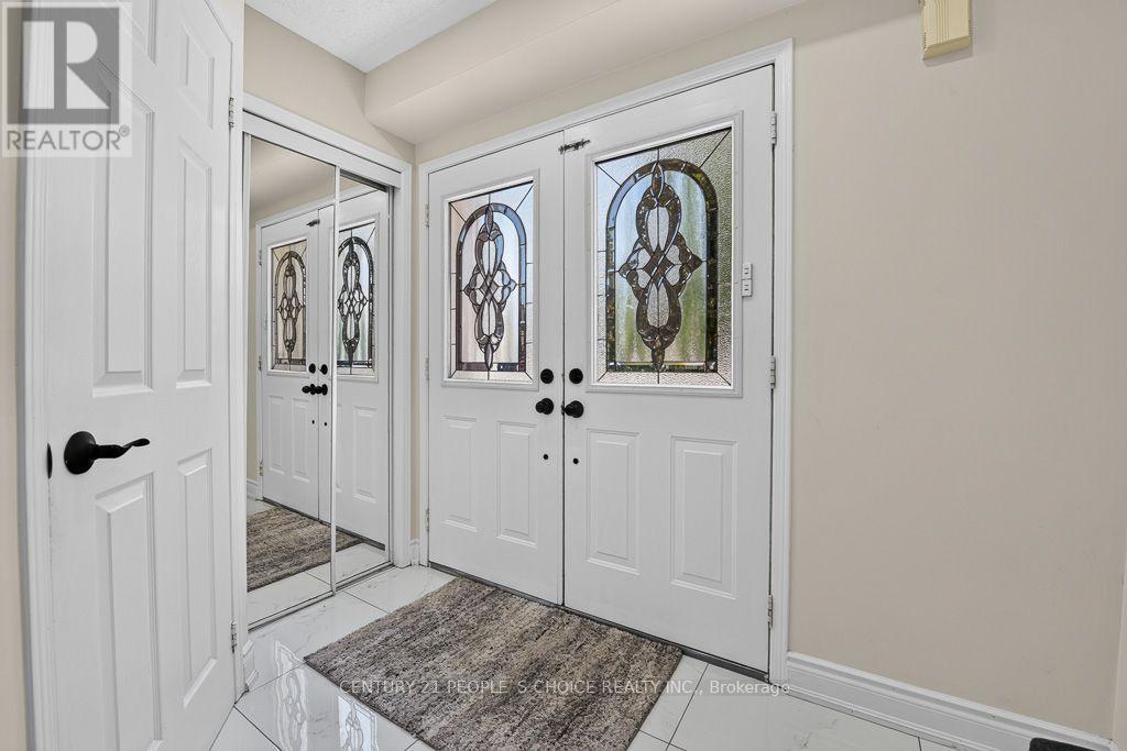 50 Penbridge Circle, Brampton, Ontario  L7A 2P9 - Photo 4 - W13677656
