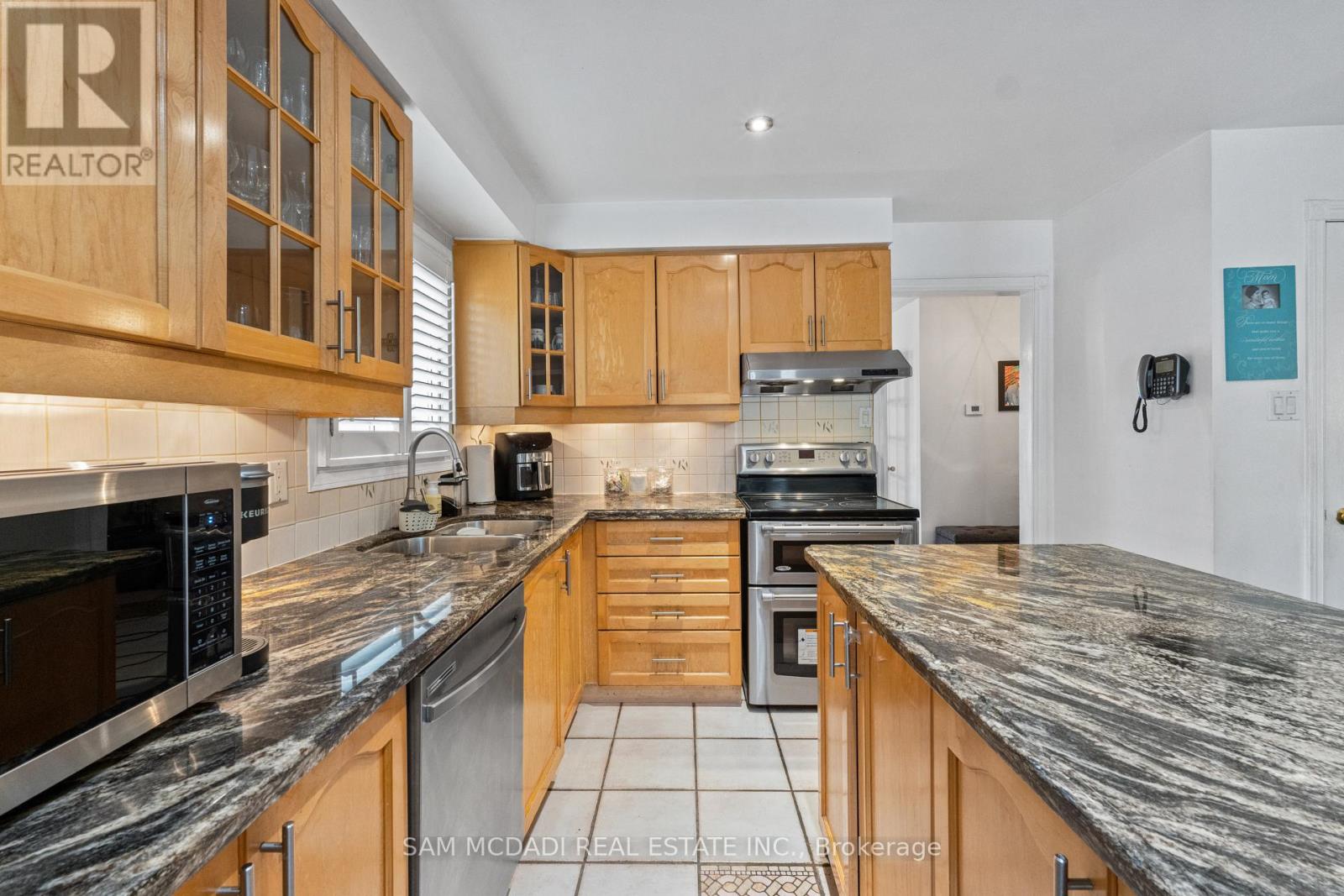 1004 Queensbridge Drive, Mississauga, Ontario  L5C 3R1 - Photo 10 - W13677688