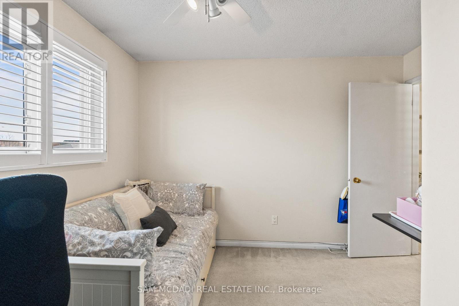 1004 Queensbridge Drive, Mississauga, Ontario  L5C 3R1 - Photo 18 - W13677688