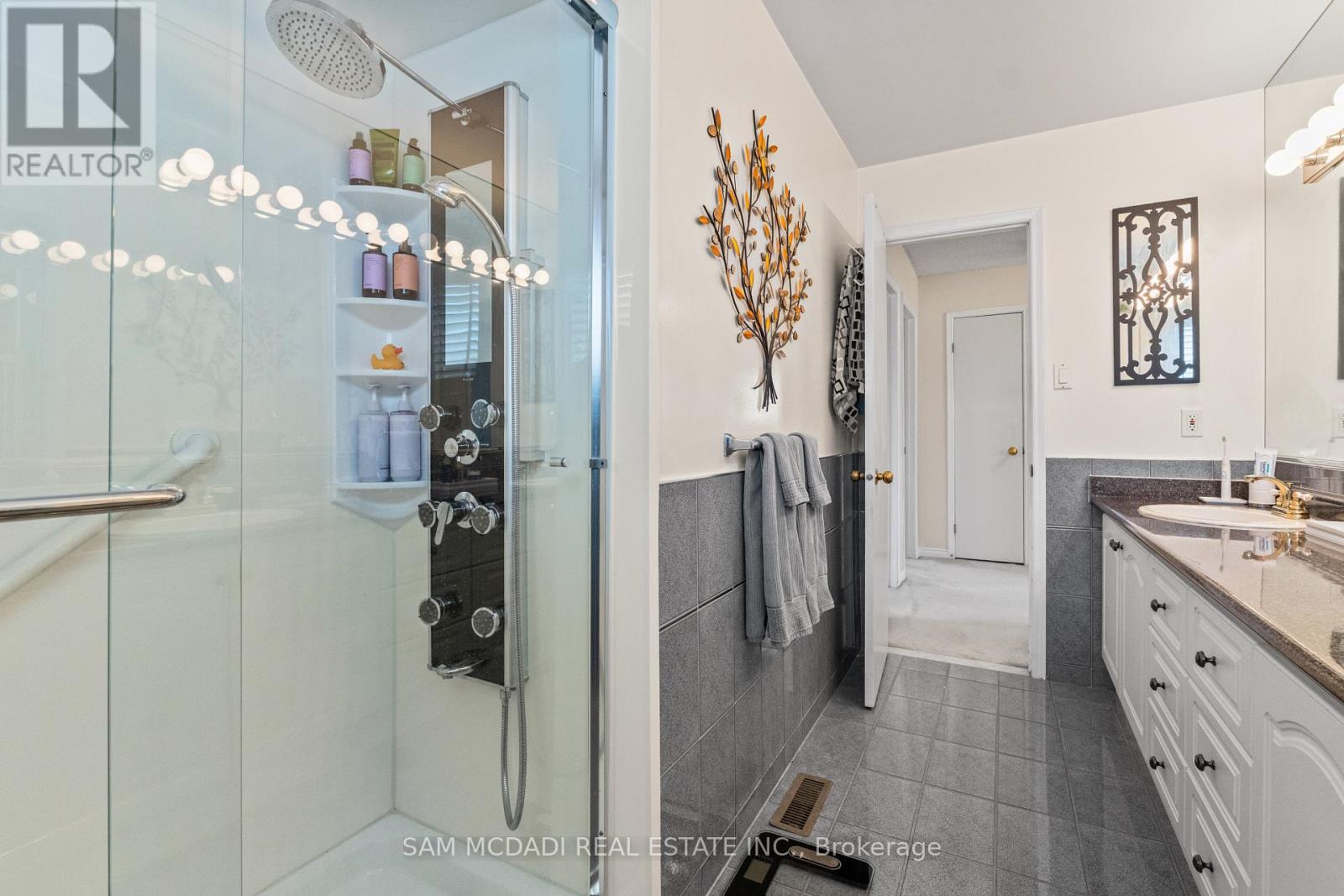 1004 Queensbridge Drive, Mississauga, Ontario  L5C 3R1 - Photo 22 - W13677688