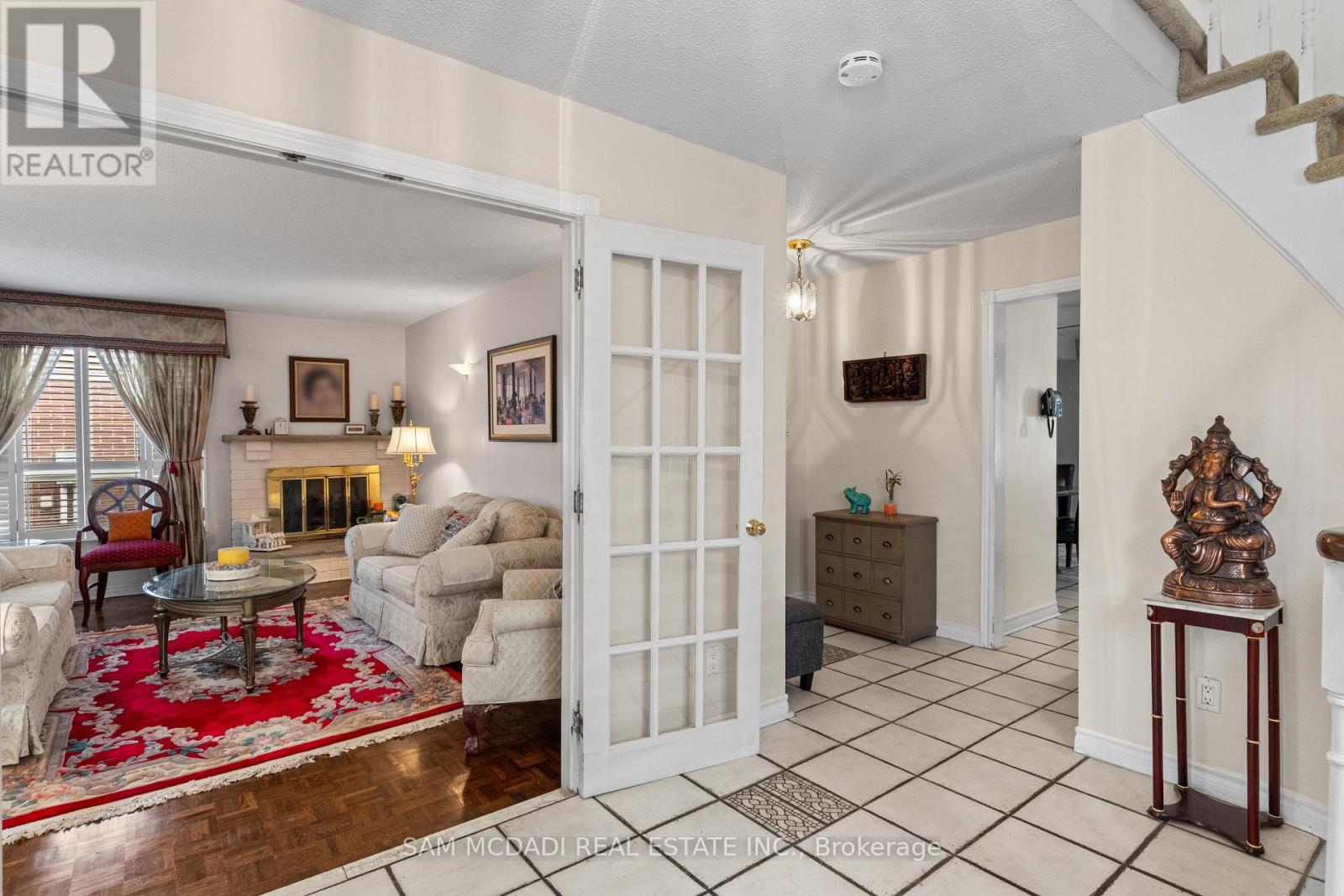 1004 Queensbridge Drive, Mississauga, Ontario  L5C 3R1 - Photo 4 - W13677688